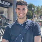 Joven con ganas de compartir conocimiento con adolescentes de la ESO o inferiores